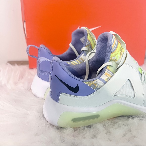 Nike Women's Air Max Bella TR 5 Shoes - Picture 10 of 11